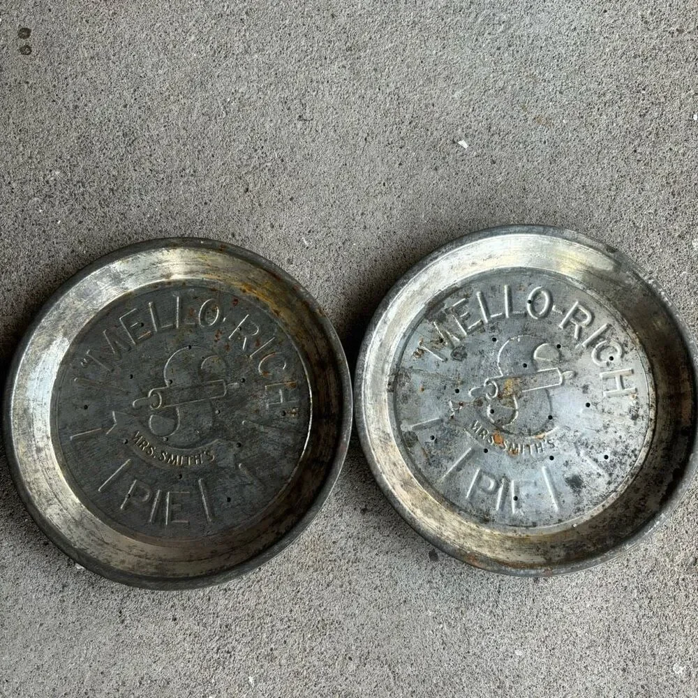 2 Mrs. Smiths Mello-Rich Metal Baking Tin Pans
